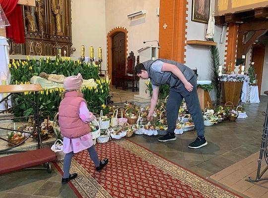 Wielka Sobota, 30 marca 2024 r., Garczegorze. Poświęcenie pokarmów na stół wielkanocny