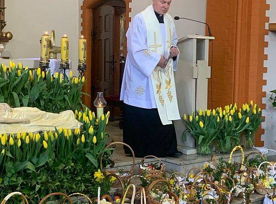 Wielka Sobota, 30 marca 2024 r., Garczegorze. Poświęcenie pokarmów na stół wielkanocny