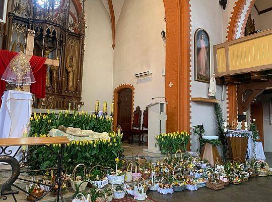 Wielka Sobota, 30 marca 2024 r., Garczegorze. Poświęcenie pokarmów na stół wielkanocny