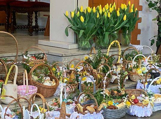 Wielka Sobota, 30 marca 2024 r., Garczegorze. Poświęcenie pokarmów na stół wielkanocny