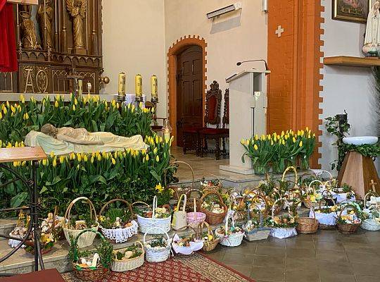 Wielka Sobota, 30 marca 2024 r., Garczegorze. Poświęcenie pokarmów na stół wielkanocny