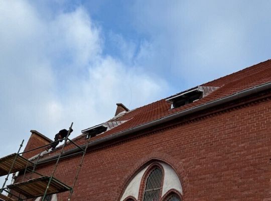 Koniec pierwszej części remontu dachu Kościoła w Garczegorzu