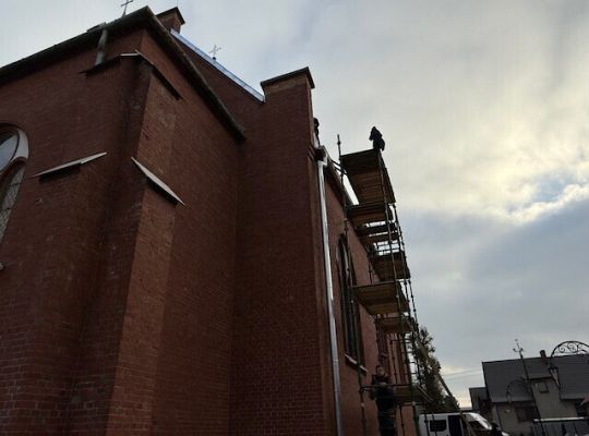 Koniec pierwszej części remontu dachu Kościoła w Garczegorzu
