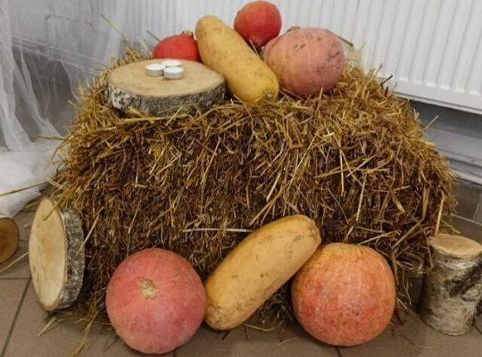 Sala przygotowana czeka na Świętych. I Korowód świętych