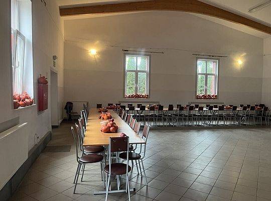 Sala przygotowana czeka na Świętych. I Korowód świętych