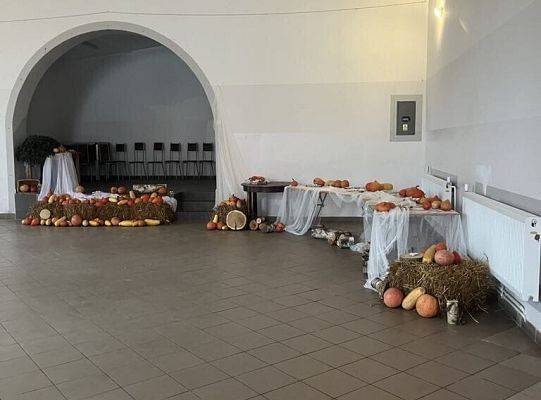 Sala przygotowana czeka na Świętych. I Korowód świętych