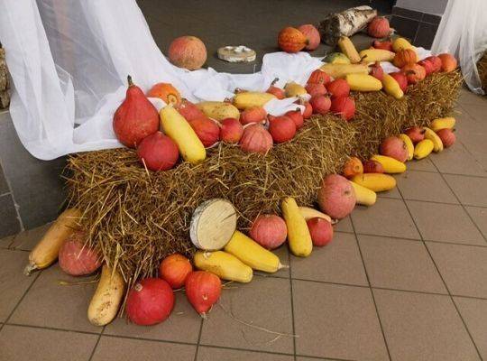 Sala przygotowana czeka na Świętych. I Korowód świętych