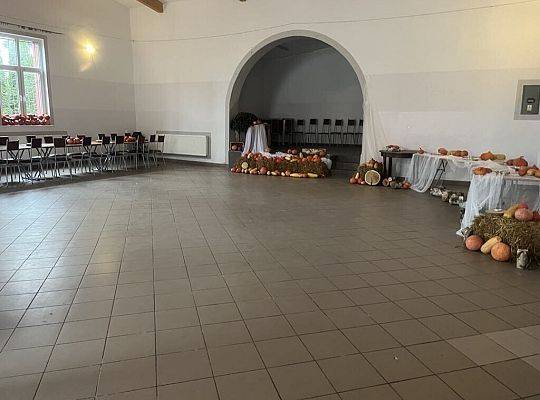 Sala przygotowana czeka na Świętych. I Korowód świętych