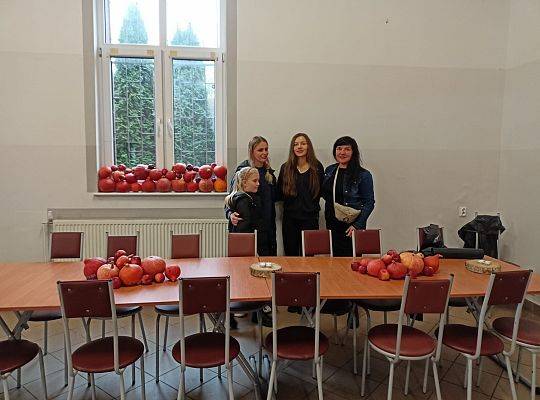 Sala przygotowana czeka na Świętych. I Korowód świętych