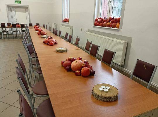 Sala przygotowana czeka na Świętych. I Korowód świętych