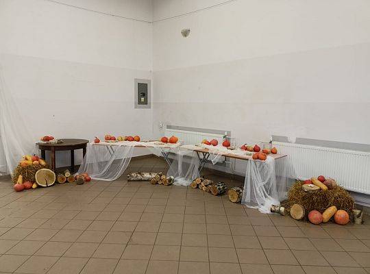 Sala przygotowana czeka na Świętych. I Korowód świętych