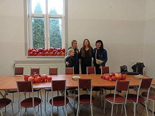 Sala przygotowana czeka na Świętych. I Korowód świętych
